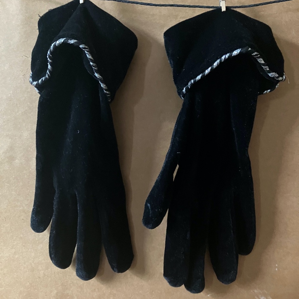 vintage Lord & Taylor black velvet gloves silver thread